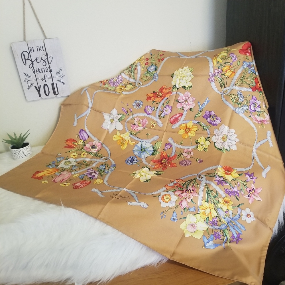 NWT Authentic Gucci floral scarf